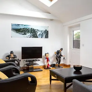  Holiday home Curb - Fabulous Town House 5 Min Walk To Town Centre