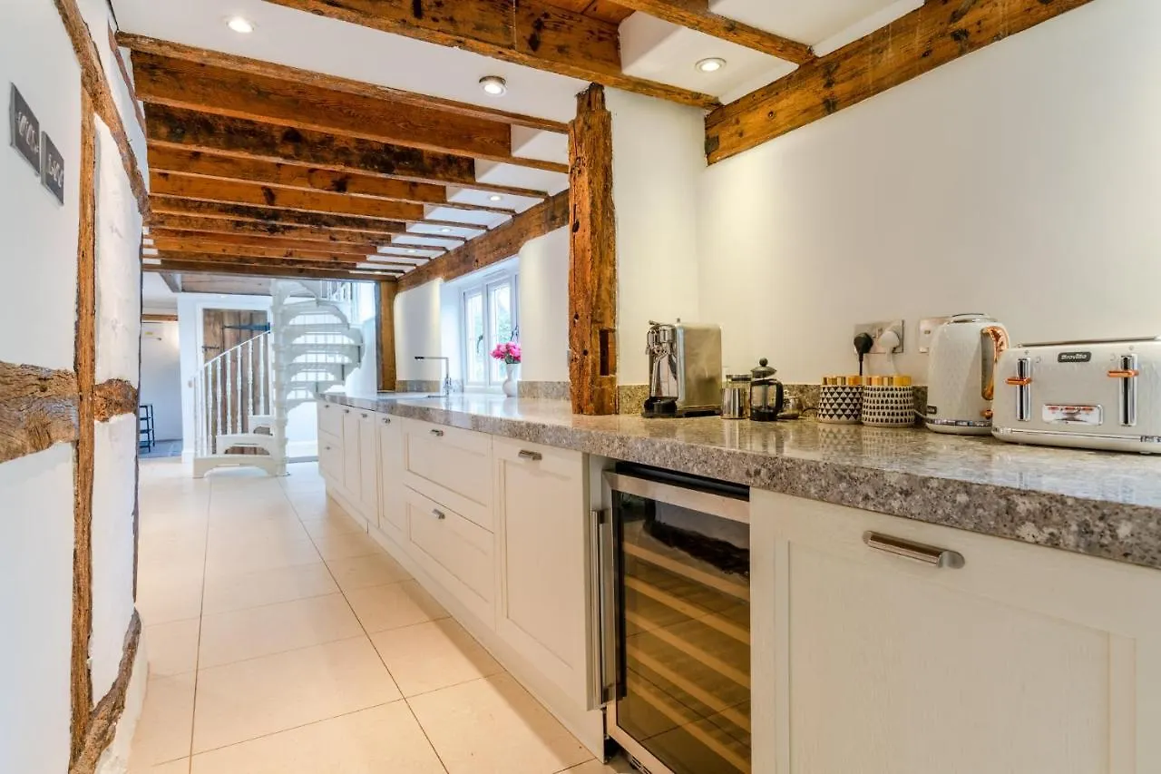 The Landers Villa Cheltenham Holiday home